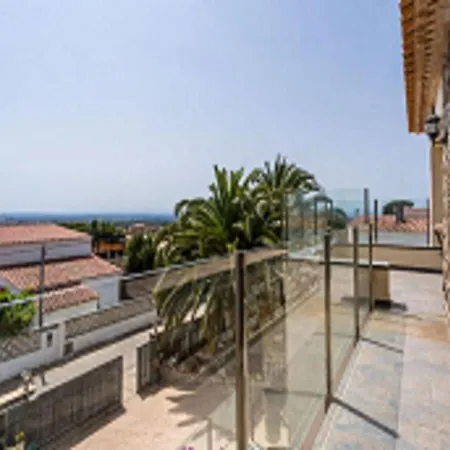 Modern In With Swimming Pool *
