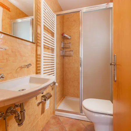 Modern In With Swimming Pool Apartment *