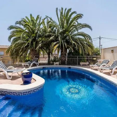 Modern In With Swimming Pool Apartment *